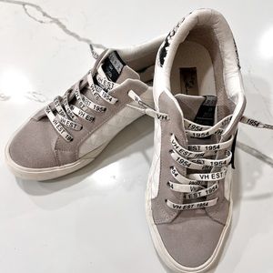 Vintage Havana low sneaker grey and white with black star gently used